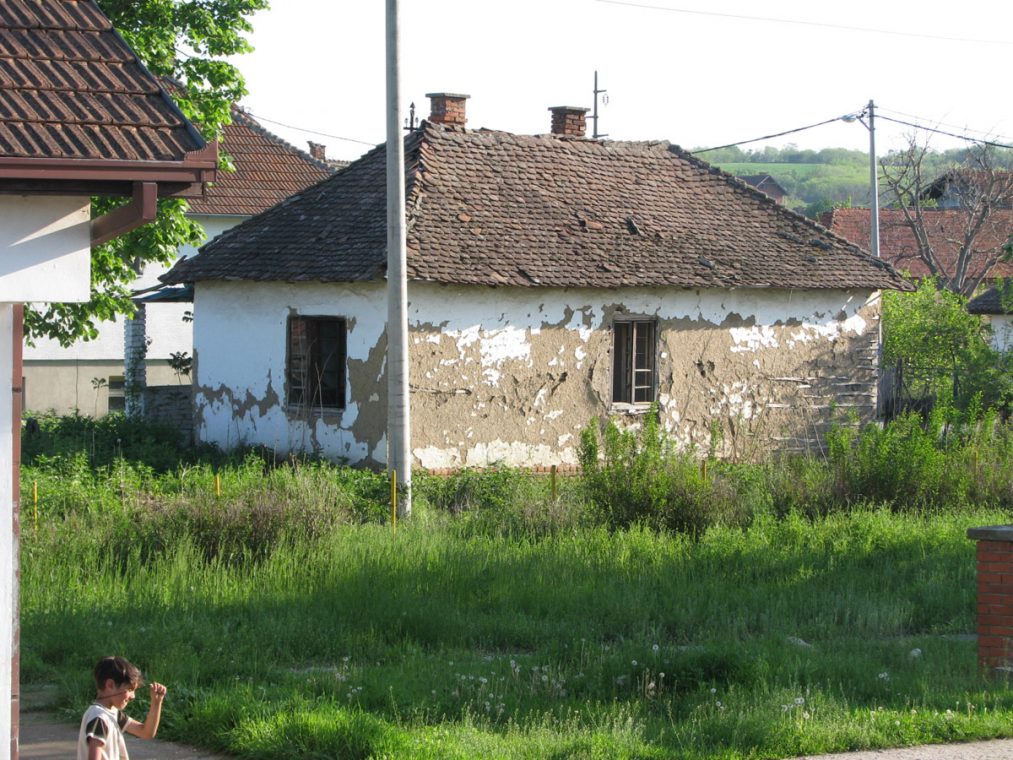 Oronula tradicionalna kuća na stanici u Velikoj Plani