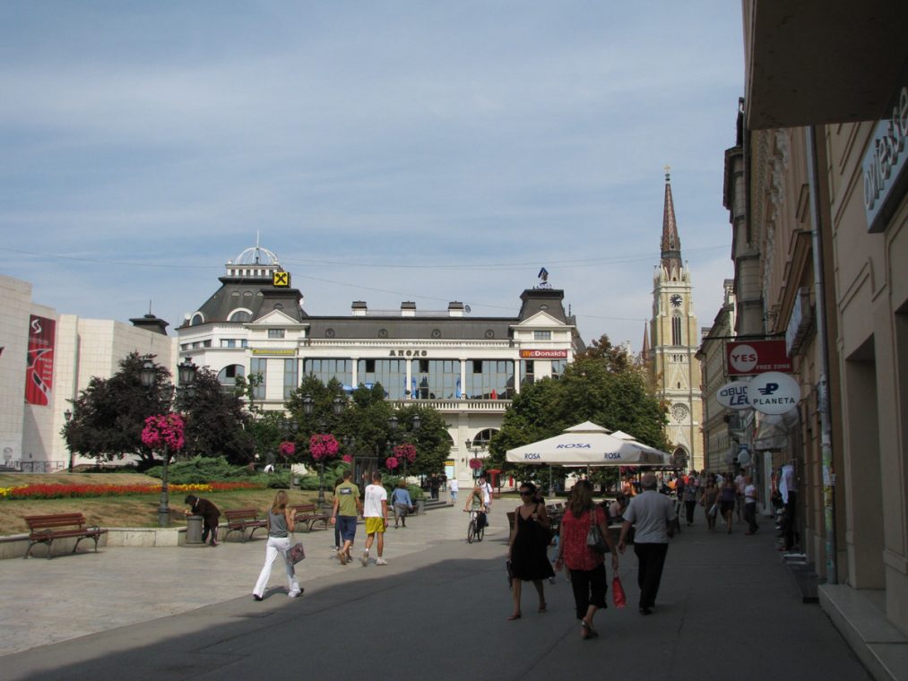 Tržni centar Apolo i katedrala u pozadini