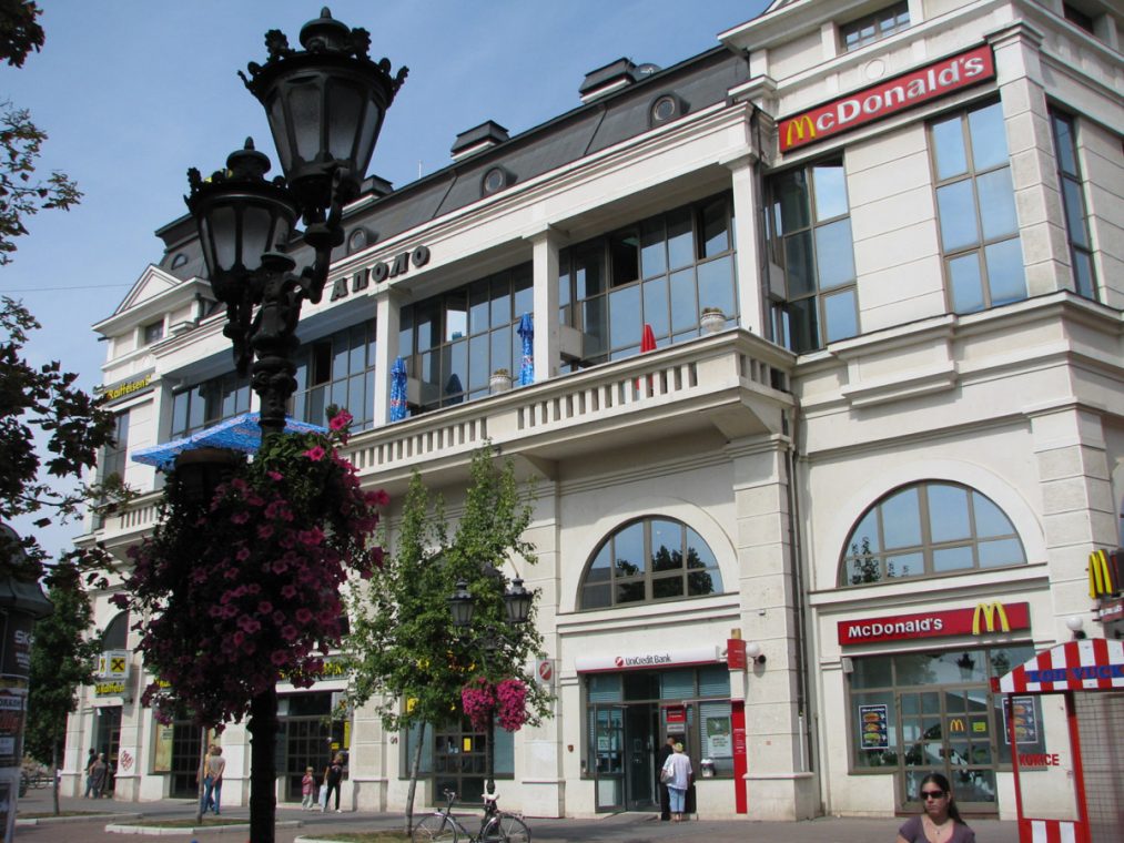 Tržni centar Apolo i lepo okićene ulične svetiljke